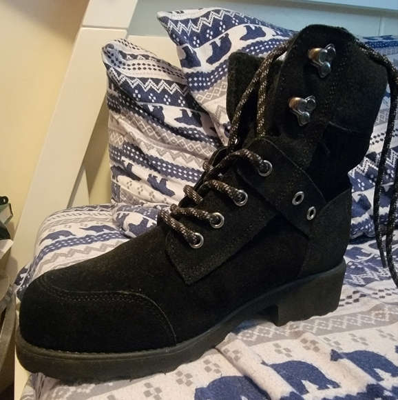 Hiking Boots - Picture 2 of 4